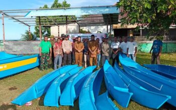 Anggaran Desa Disalurkan untuk Nelayan, Camat Rifai Umasugi Serahkan Bantuan Perahu di Desa Ubung