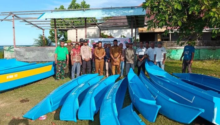 Anggaran Desa Disalurkan untuk Nelayan, Camat Rifai Umasugi Serahkan Bantuan Perahu di Desa Ubung