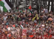 Ribuan Warga Australia Serukan Gencatan Senjata di Gaza, Long March Melintasi Sydney Harbour Bridge